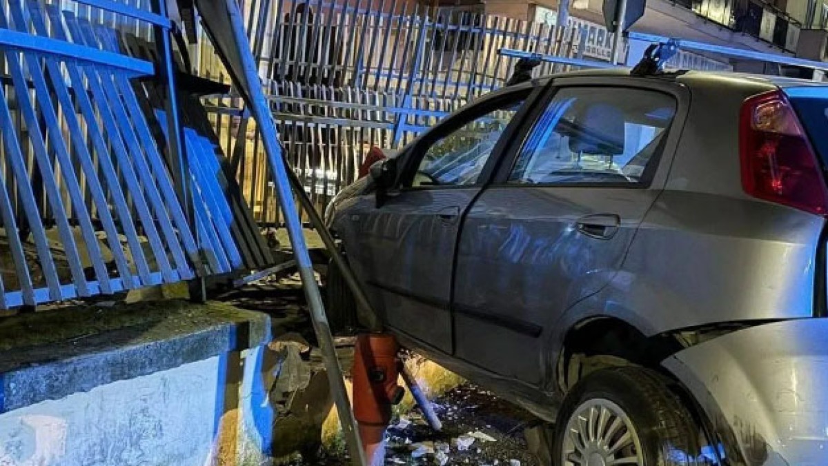 Si schianta con l'auto contro una scuola - 