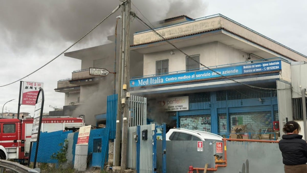 In fiamme punto vendita di casalinghi a San Giuseppe Vesuviano - 