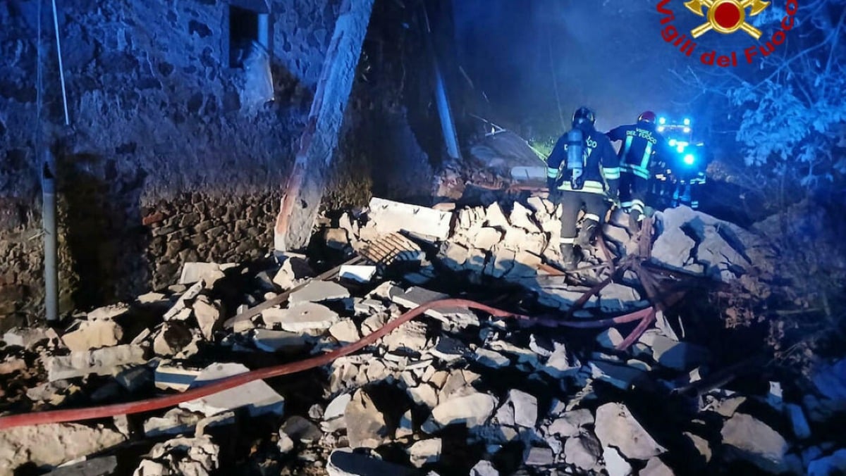 Esplode casa, tre persone sotto alle macerie - 