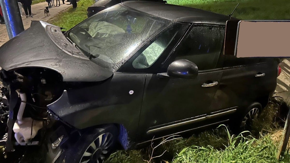 Scontro frontale, auto distrutte e feriti - 