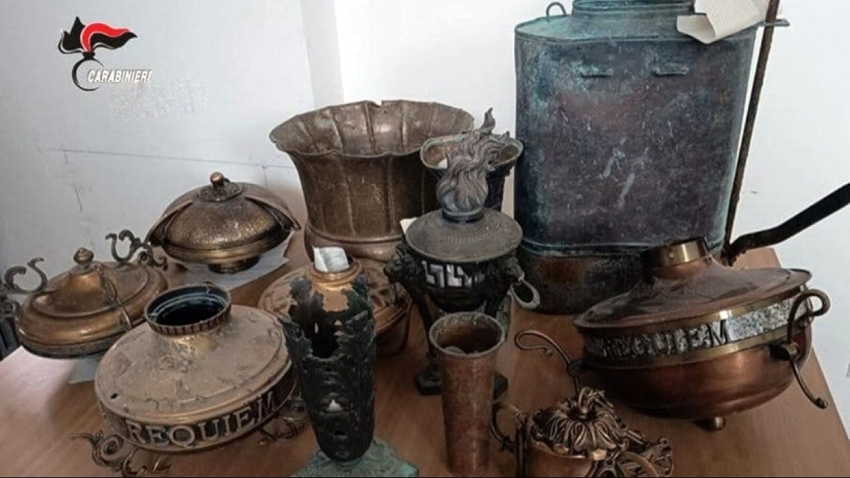 Furti seriali al cimitero, preso il ladro e recuperata la refurtiva - 