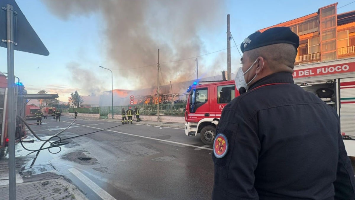 Brucia nota fabbrica tessile nel Nolano - 