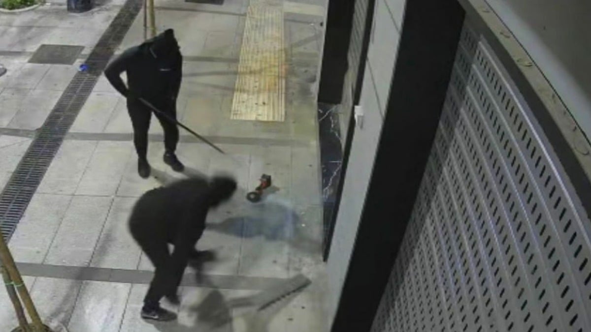 All'alba con la fiamma ossidrica per svaligiare un bar - 