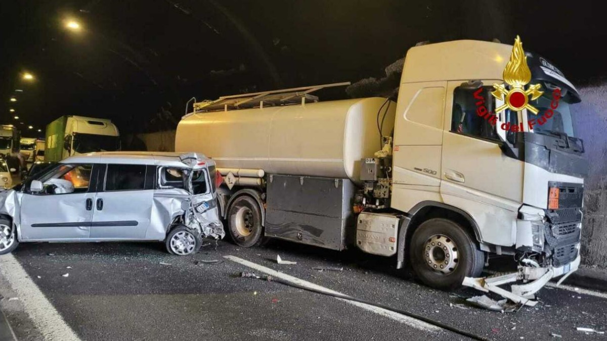 Terribile incidente tra due veicoli ed un'autocisterna - 