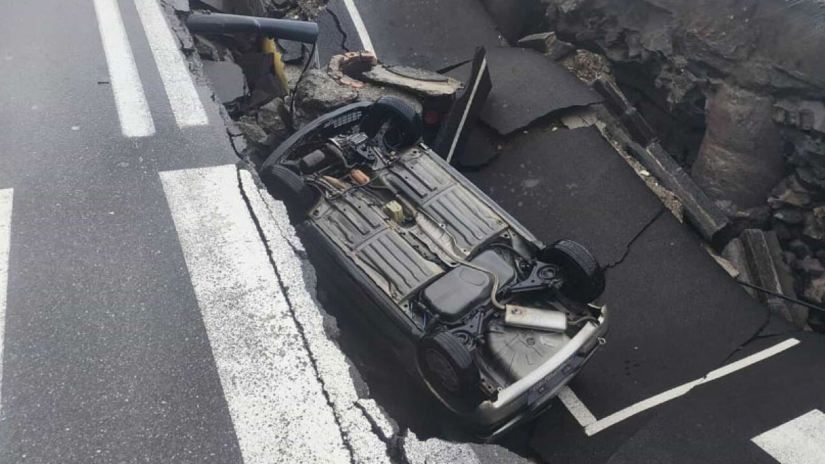 Si apre voragine, auto precipita all'interno - 