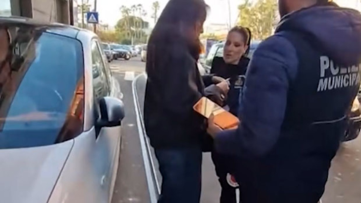 Ragazza parcheggia sul marciapiede: "Ma è la pizzeria di mio padre" - 