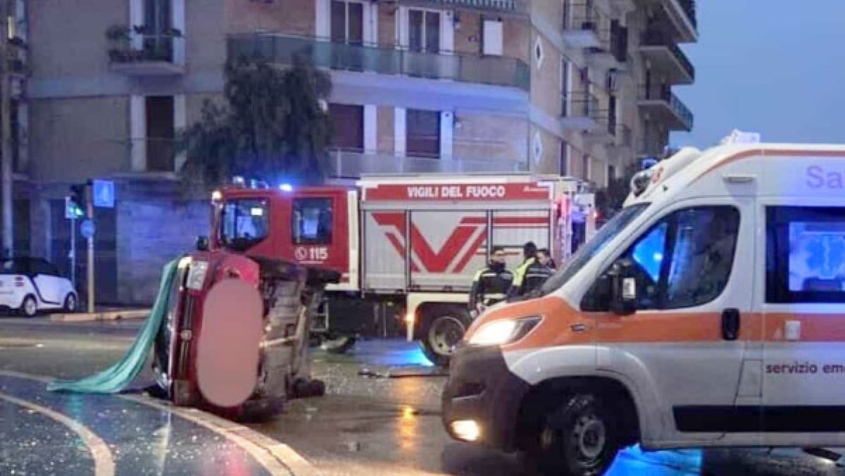 Auto si ribalta dopo schianto con un furgone, muore una donna - 