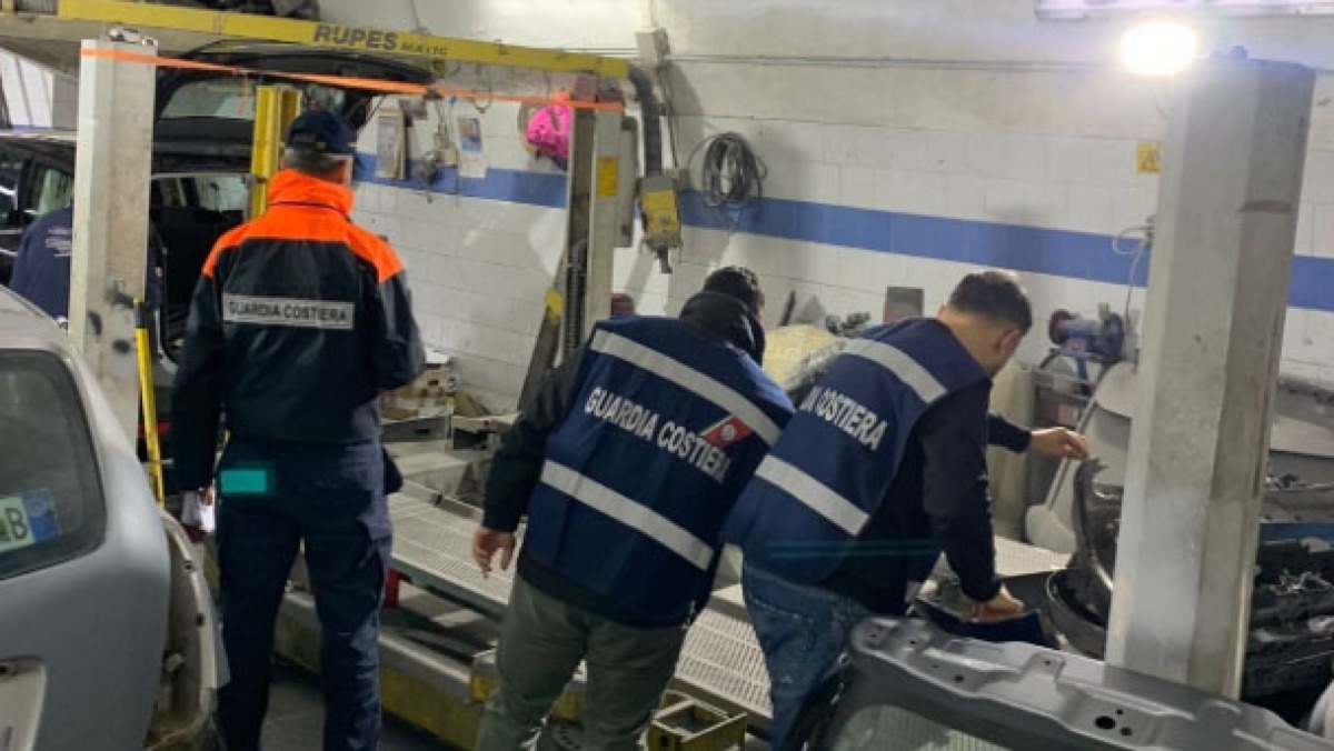 Carrozzieria totalmente abusiva sequestrata nei Paesi Vesuviani - 