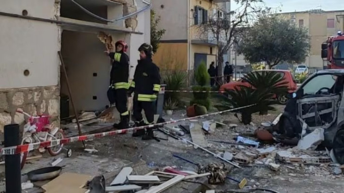 Fuga di gas devasta casa e auto parcheggiate - 