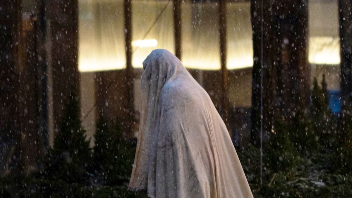 Clochard trovato a terra con una coltellata al fianco - 