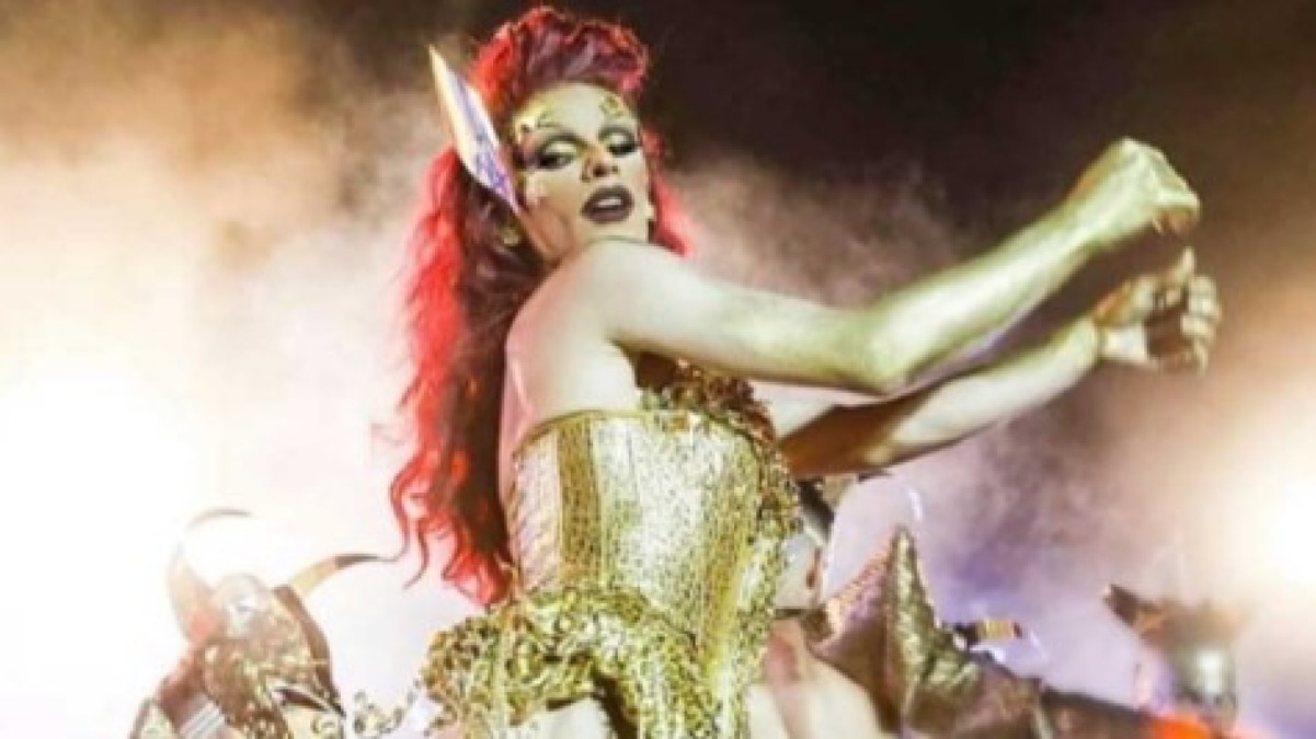 Corpo senza vita su una balcone: è noto drag queen - 