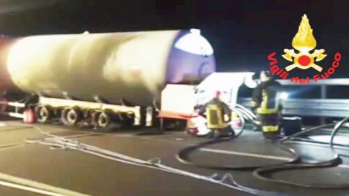 Va a sbattere contro un camion cisterna fermo in strada e muore - 