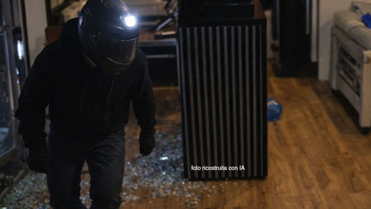 Scassinano negozio con un flex e portano via tutto: danno da 300mila euro - 