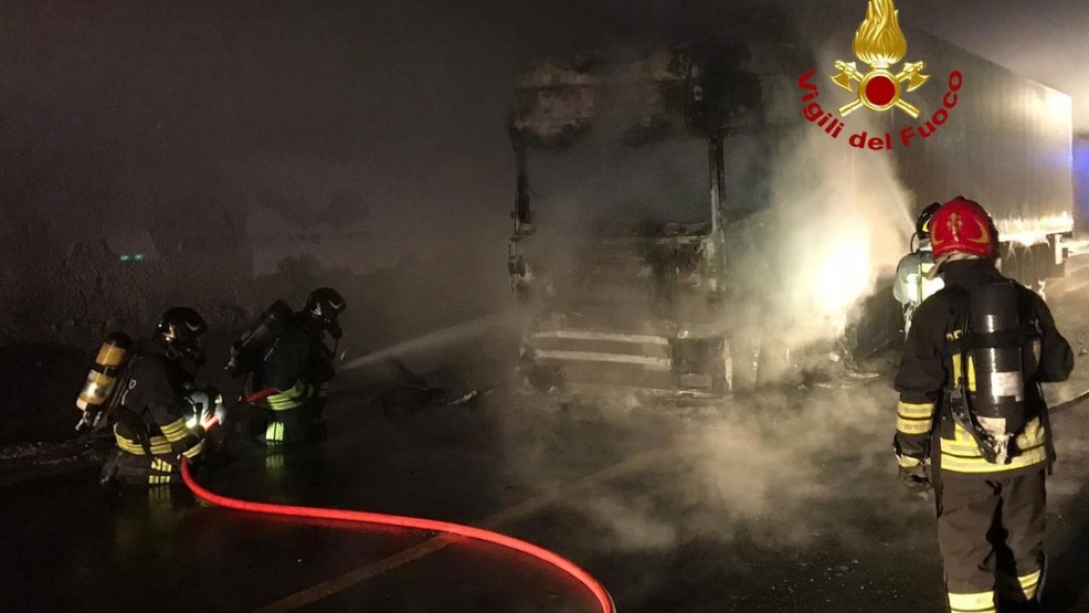 Tir in fiamme nella Galleria dell'A1, tutto chiuso - 