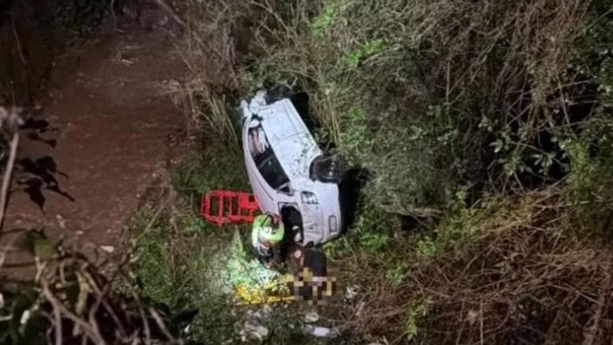 Auto precipita nel burrone nei Paesi Vesuviani - 