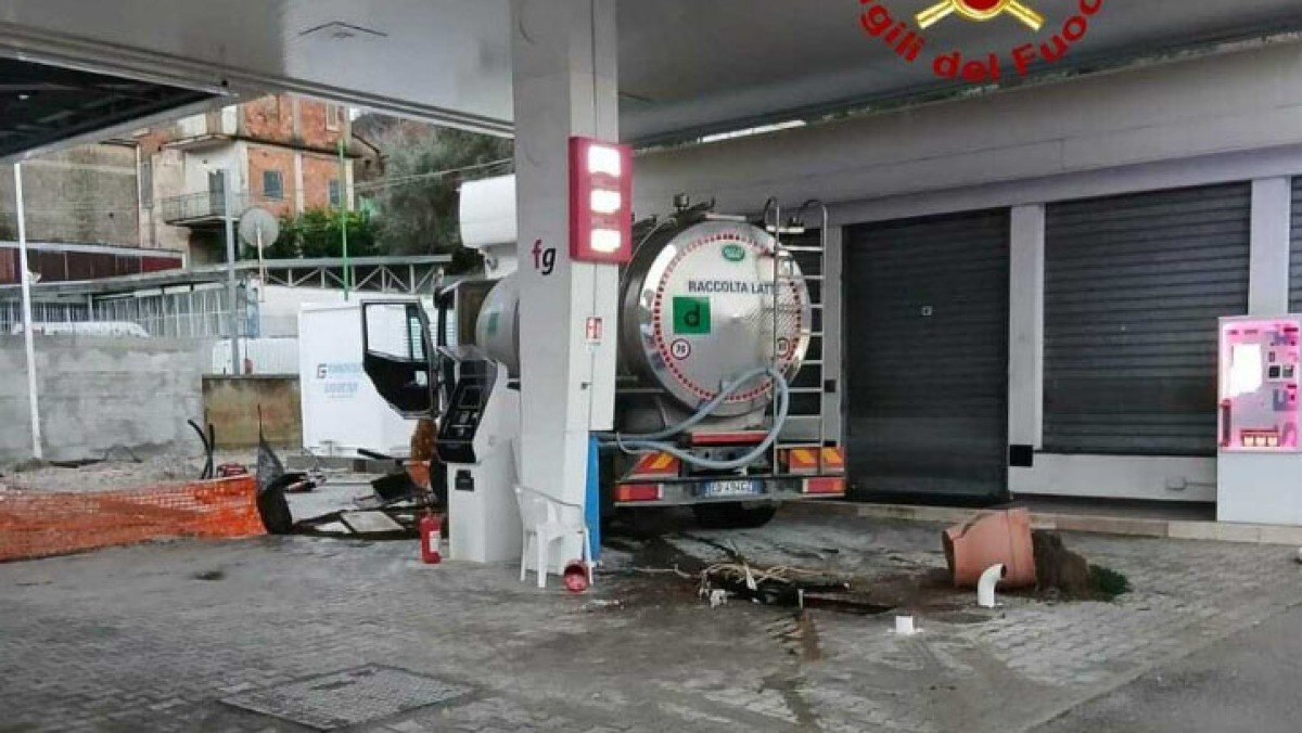 Camion cisterna del latte va a sbattere contro un distributore di benzina - 