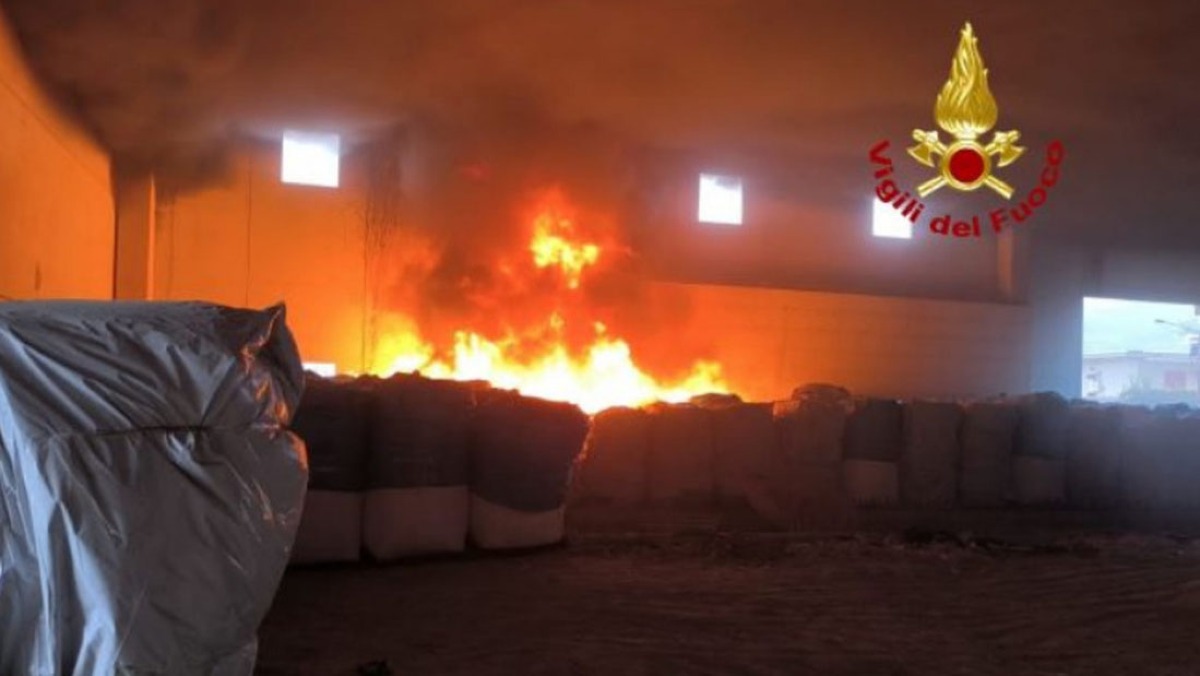 Sarno, capannone distrutto dalle fiamme - 