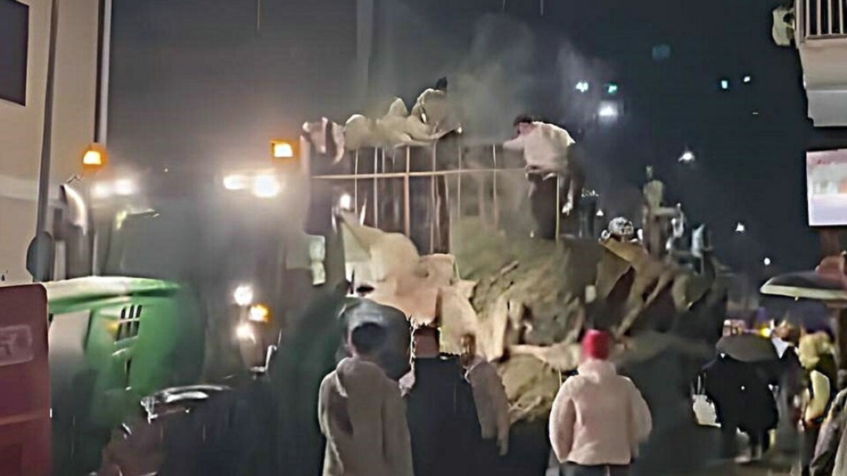 Carro della festa prende fuoco durante la sfilata - 