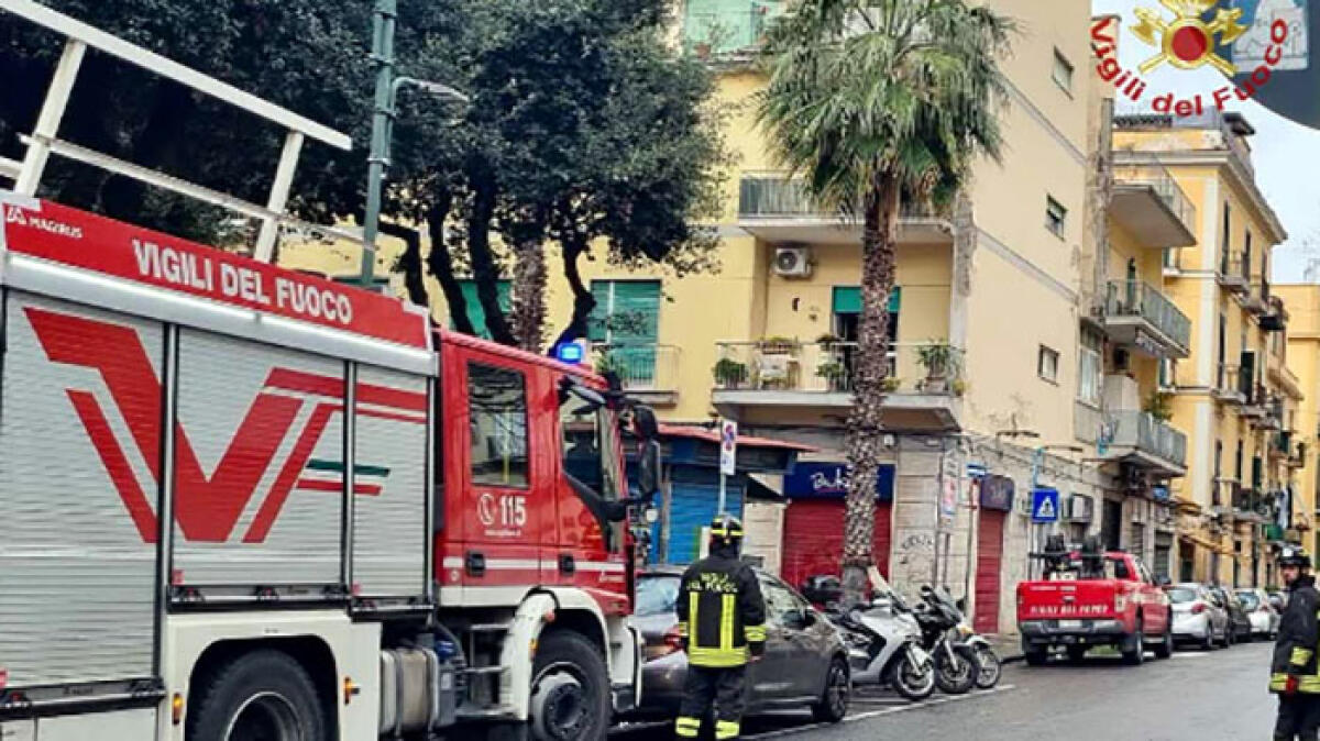 La palazzina sta per crollare, tutto sgomberato - 