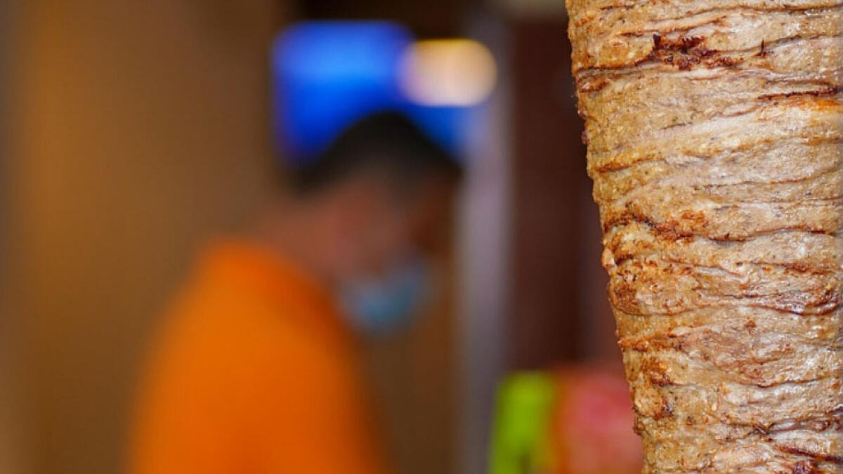 Vogliono sequestrare il furgone dei panini, lei si cosparge di benzina - 