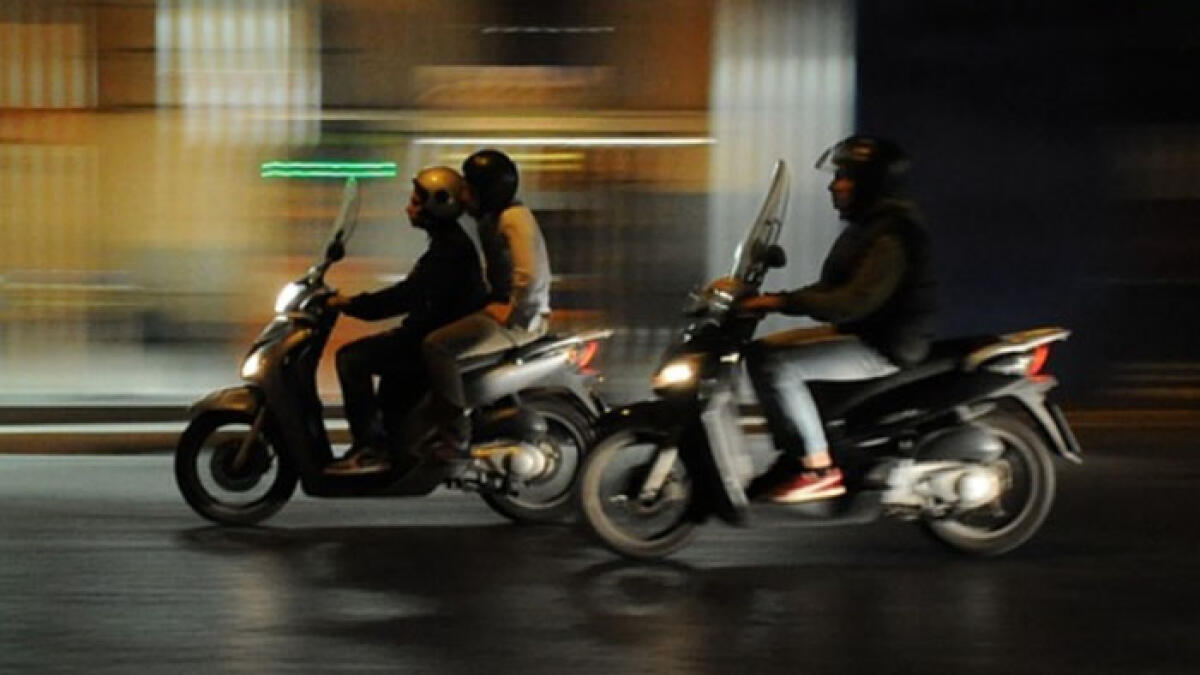 Rider contromano, sui marciapiedi e senza documenti: pioggia di multe - 