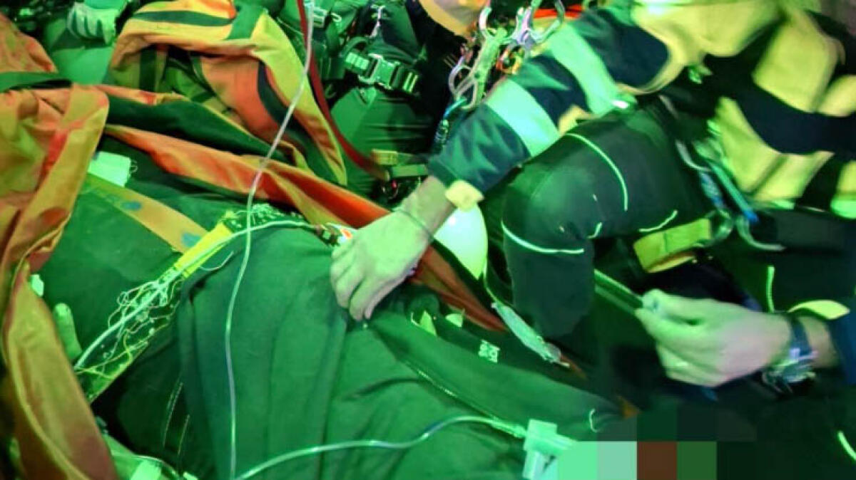 Cade in un dirupo, viene tirato fuori muore in ospedale - 