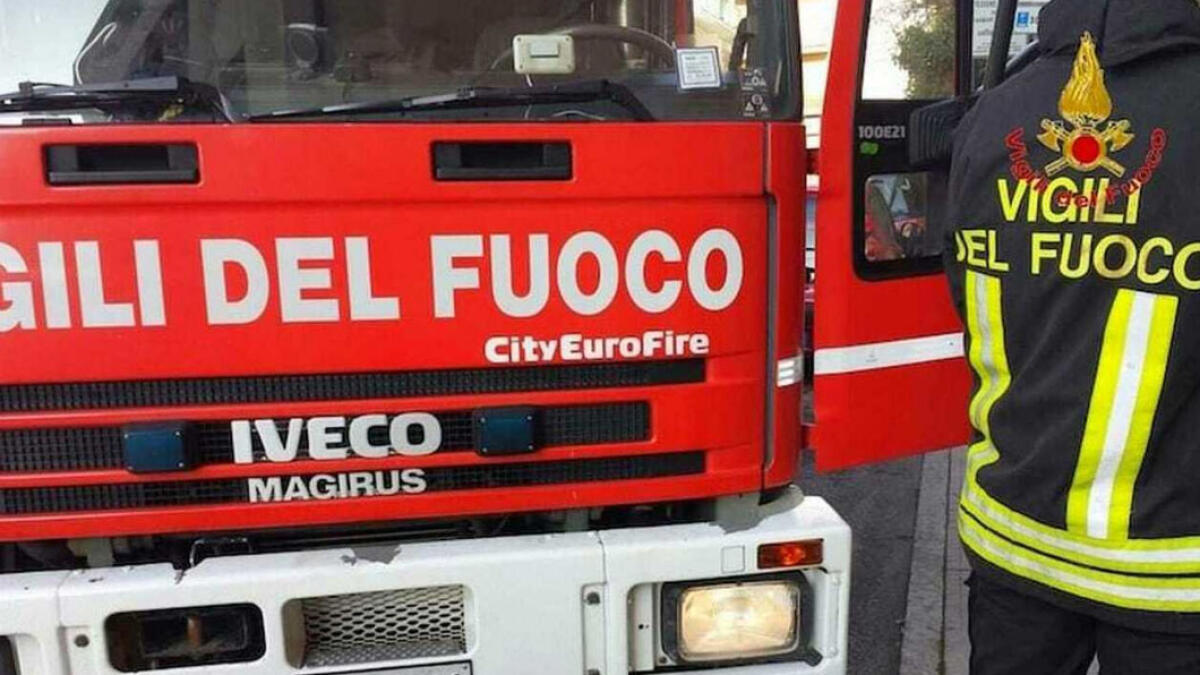 Auto in fiamme nei Paesi Vesuviani, a bordo una famiglia - 