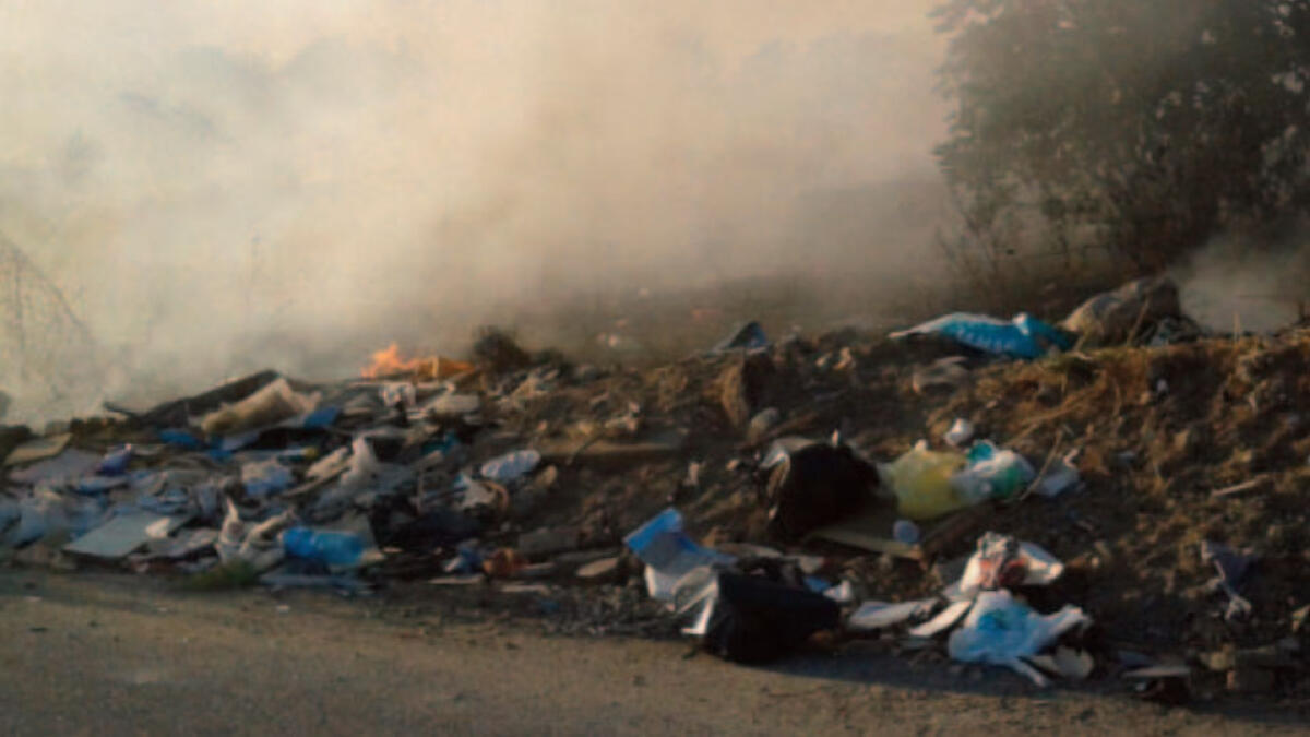 Immondizia davanti casa, lui brucia tutto - 