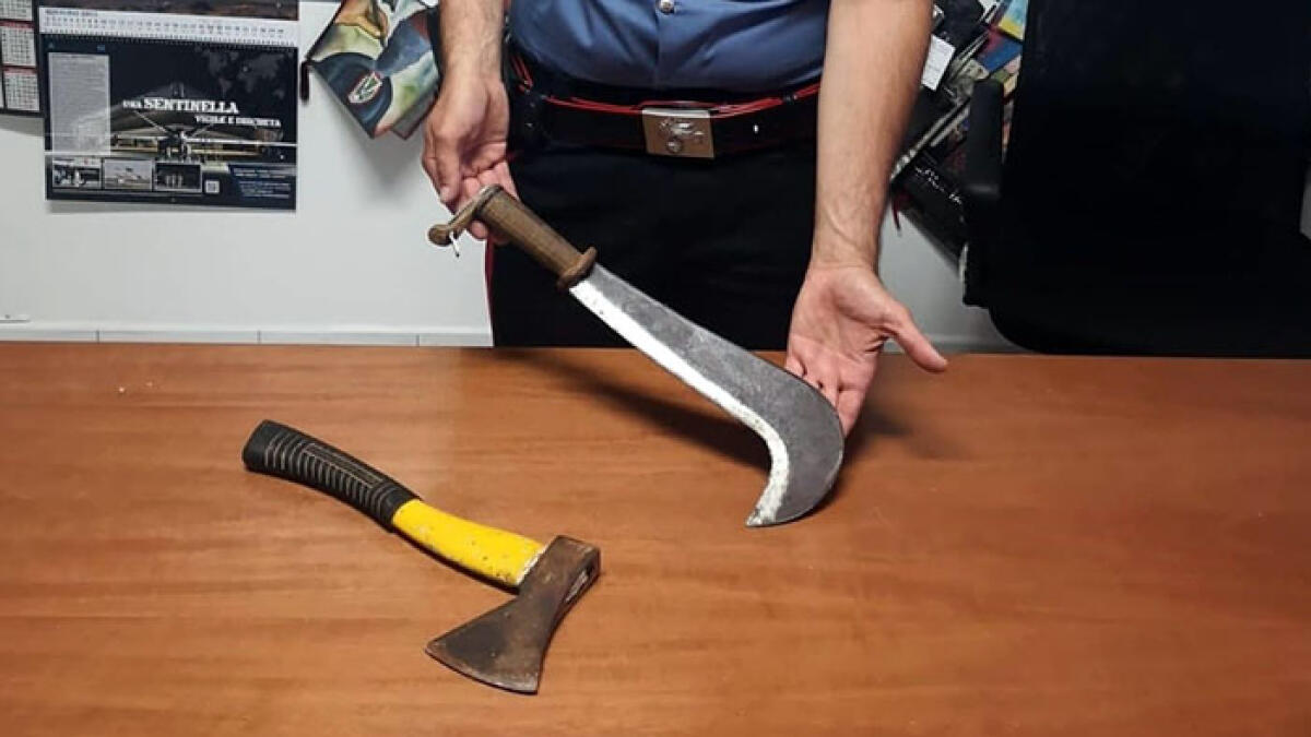 Ladro entra in casa, il proprietario lo colpisce con un machete - 