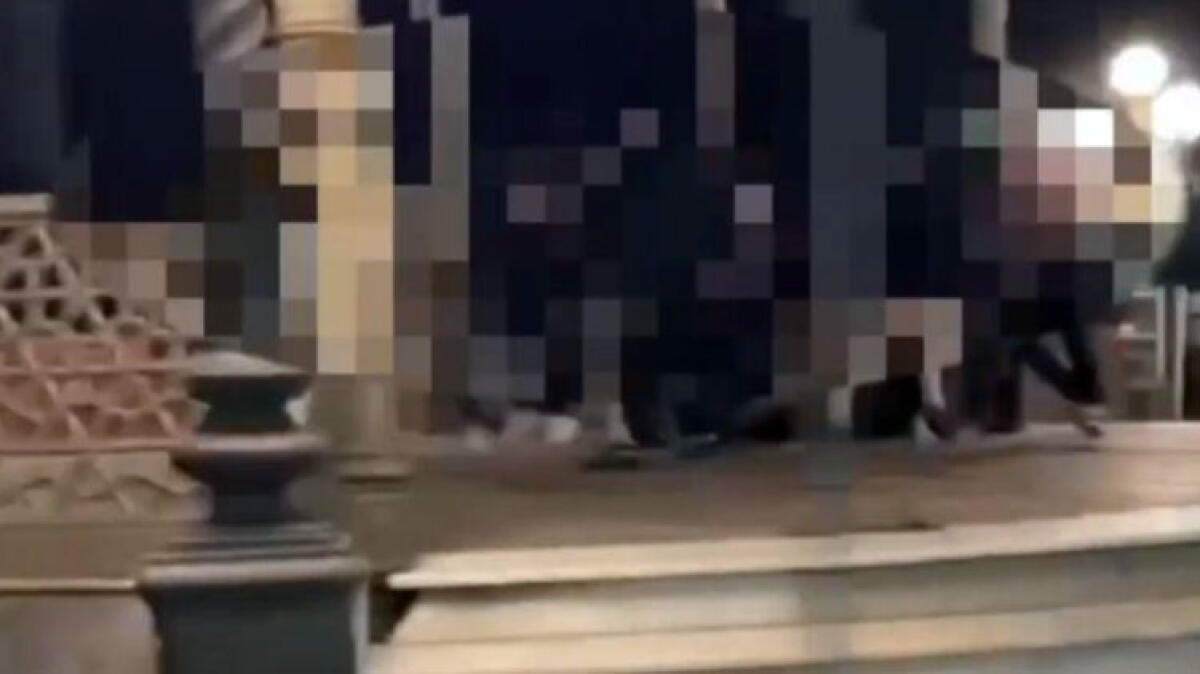 Banda di giovani trova il rapinatore e lo accoltella - 