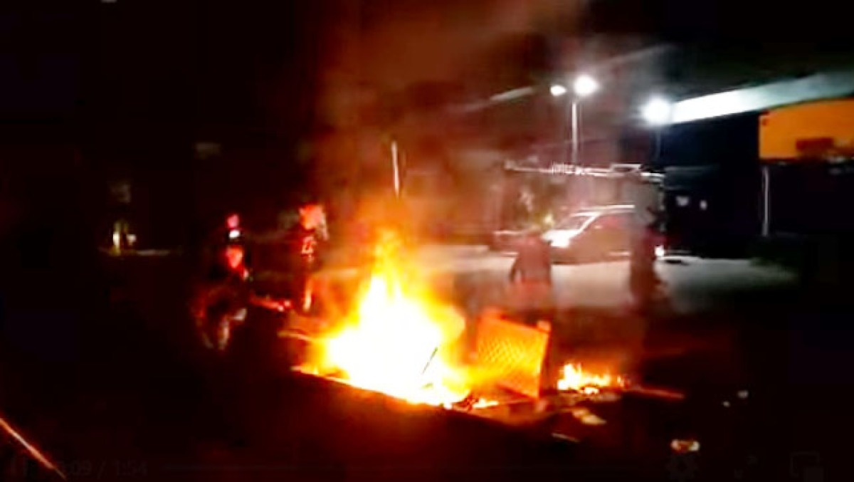 Manca l'acqua, per protesta brucia un'auto in strada - 