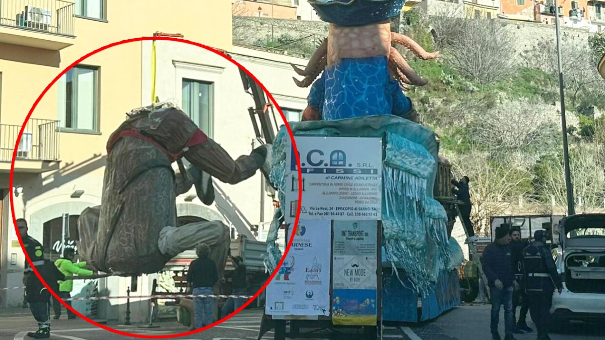 Crolla parte del carro di Carnevale a Sarno, bimba colpita ha le gambe spezzate - 