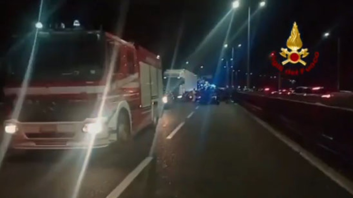 Incidente tra sei veicoli in Tangenziale, ci sono feriti - 