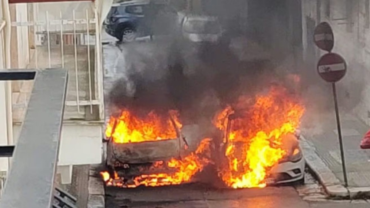 Auto in fiamme mentre marcia scatena l'inferno in strada - 
