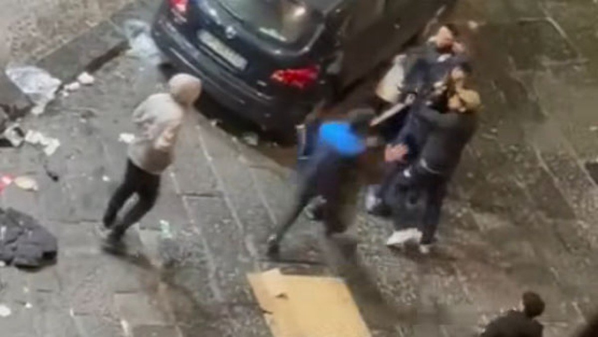 Si riempiono di botte alla Stazione Centrale - 