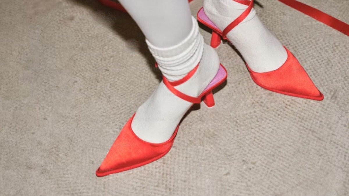 Stalking nel Nolano: usa scarpe rosse e rossetto per minacciare la moglie - 