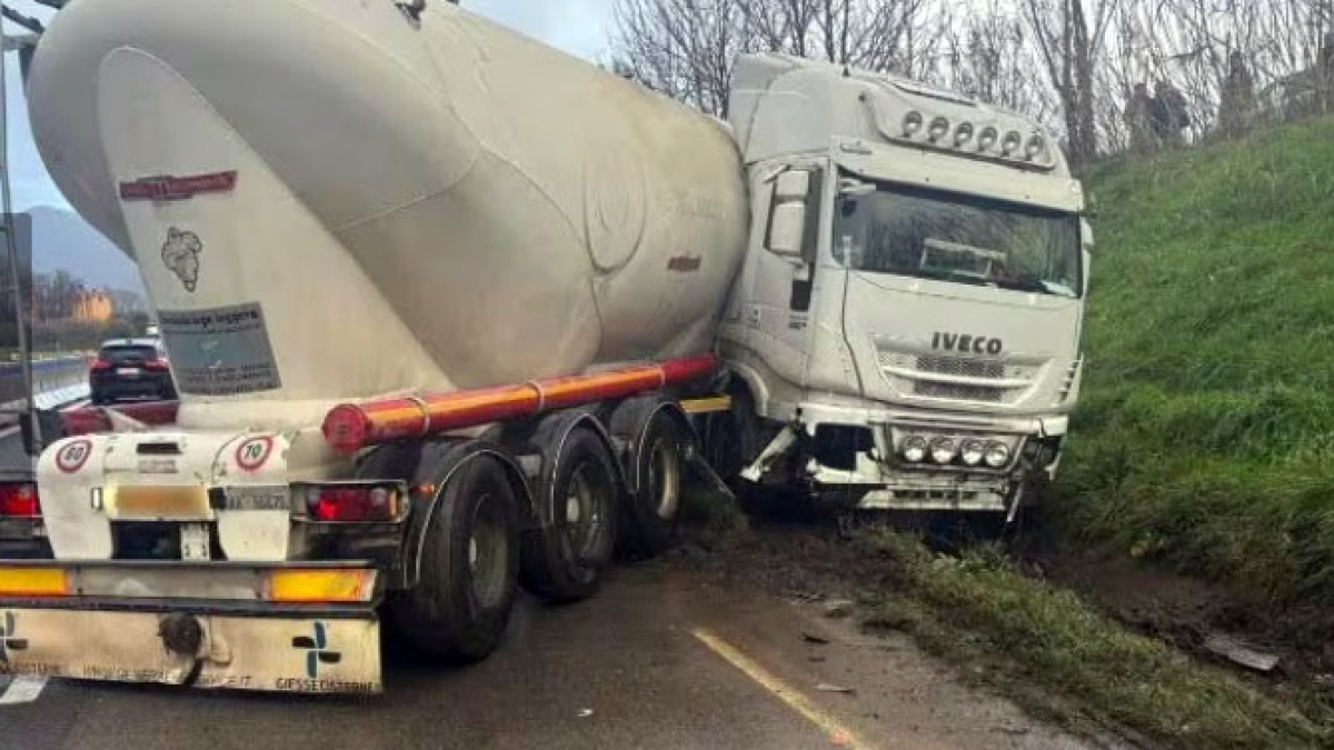 Tir senza controllo si schianta sul Raccordo - 