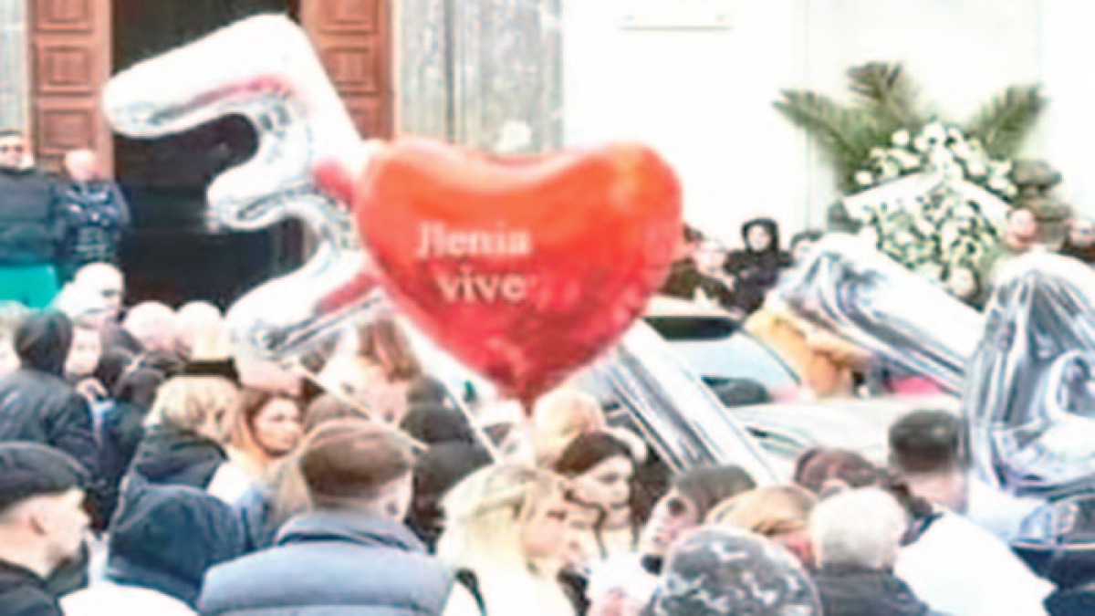 Palloncini e feretro bianco per l'ultimo saluto a Ylenia - 