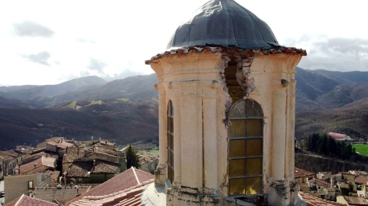 Fulmine sulla chiesa, cupola a pezzi - 