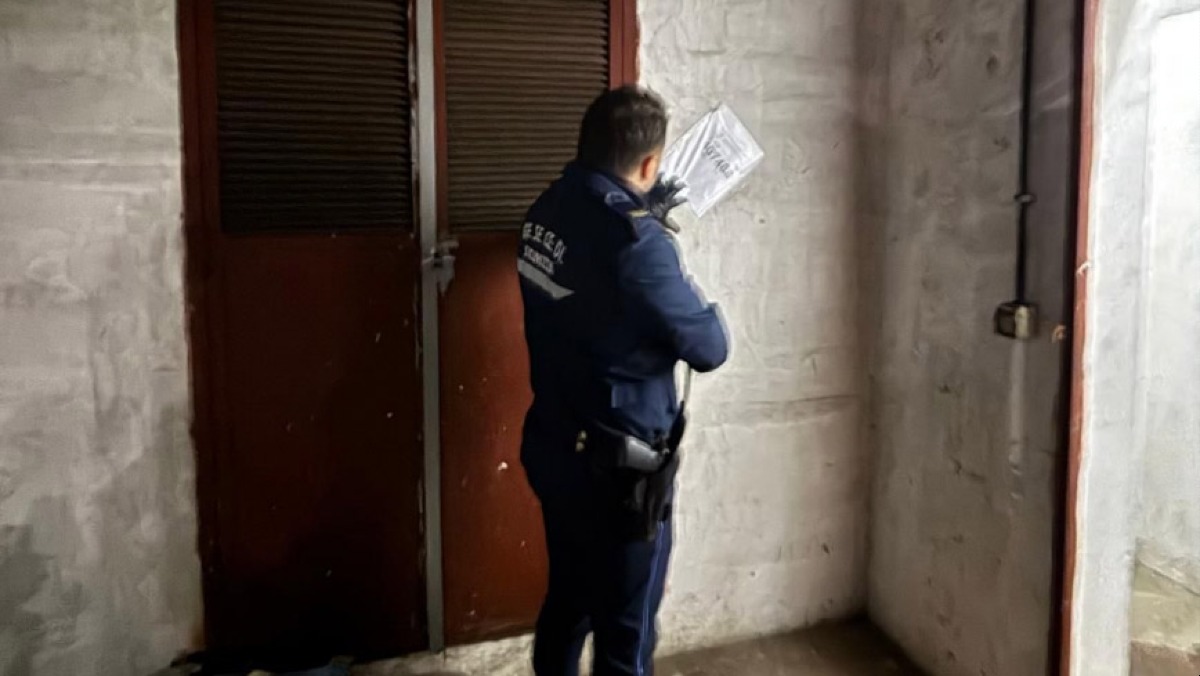 Clochard scoperto a dormire in una cabina elettrica del Centro Direzionale - 