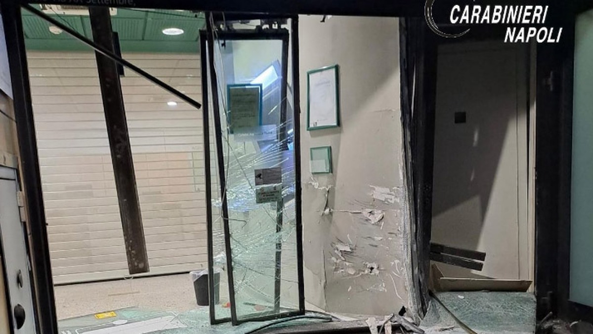 San Giuseppe Vesuviano, sfondato l'ingresso della banca per portare via il denaro - 