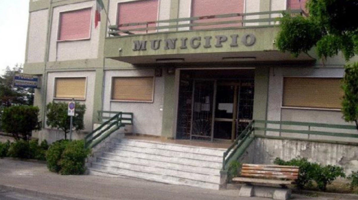 "A Pollena Trocchia numeri del Comune non sono raggiungibili, il sindaco spieghi" - 