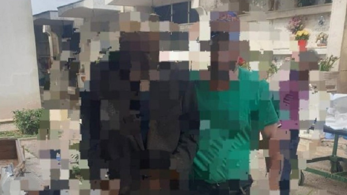 Tira fuori uno scheletro dal cimitero e si scatta una foto - 