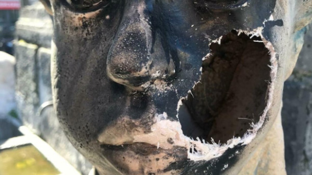 I vandali sfregiano la sfinge di Piazza Mercato - 