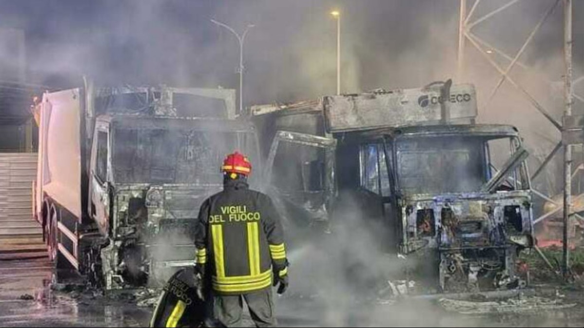 Brucia la ditta di rifiuti, in cenere otto mezzi - 