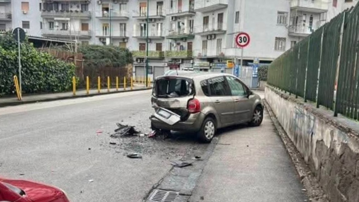 Gli distruggono l'auto, lui chiede informazioni sui social - 