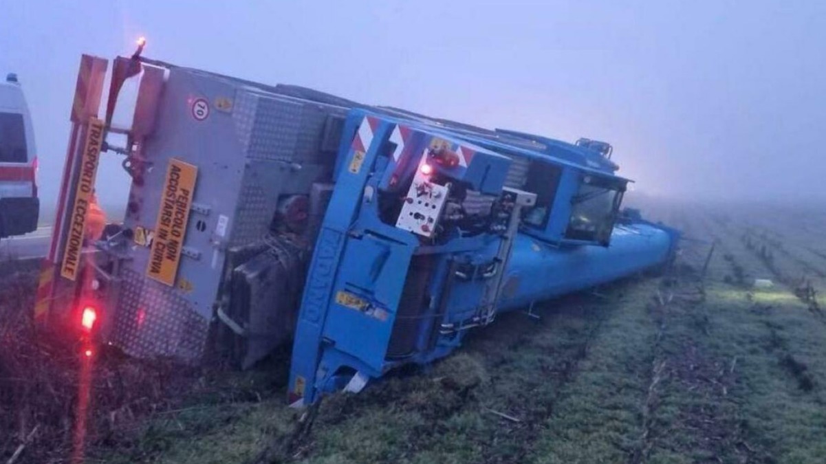 Tir si ribalta in autostrada in direzione Napoli - 