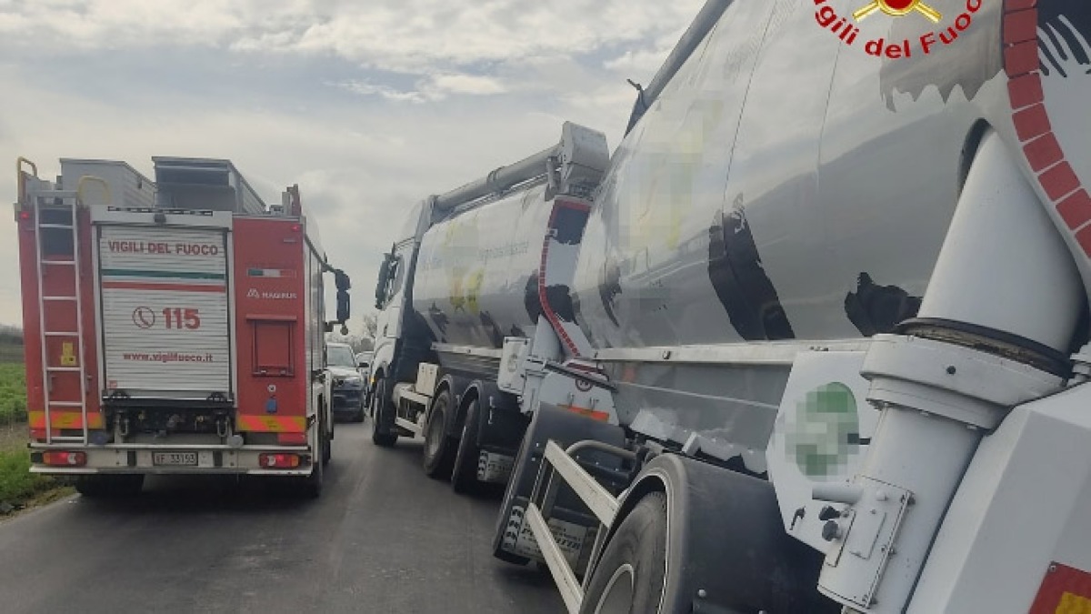 Tir fuori controllo finisce nella cunetta della strada - 