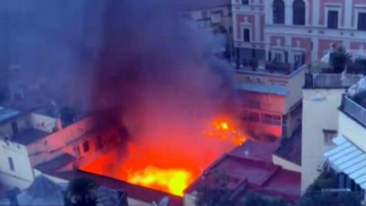 Brucia il Teatro Sannazaro, è un disastro - 