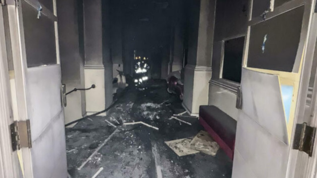 Il teatro Sannazaro è distrutto, feriti due pompieri - 